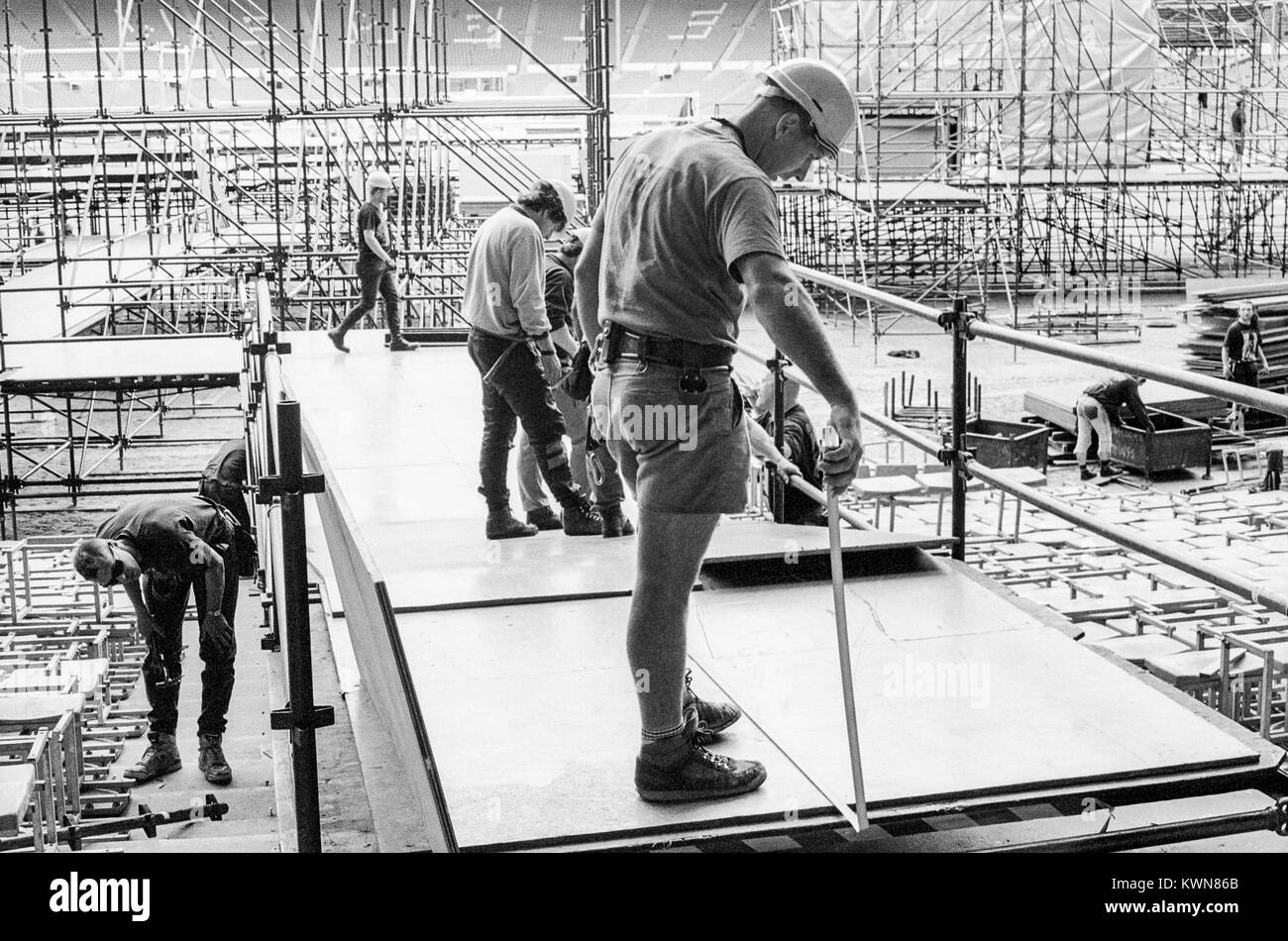 Edwin Shirley Staging crew building a stage in Wembley Stadium for the Jean Michel Jarre concert tour, Europe in Concert, London, 26 - 28th August 1993 Stock Photo