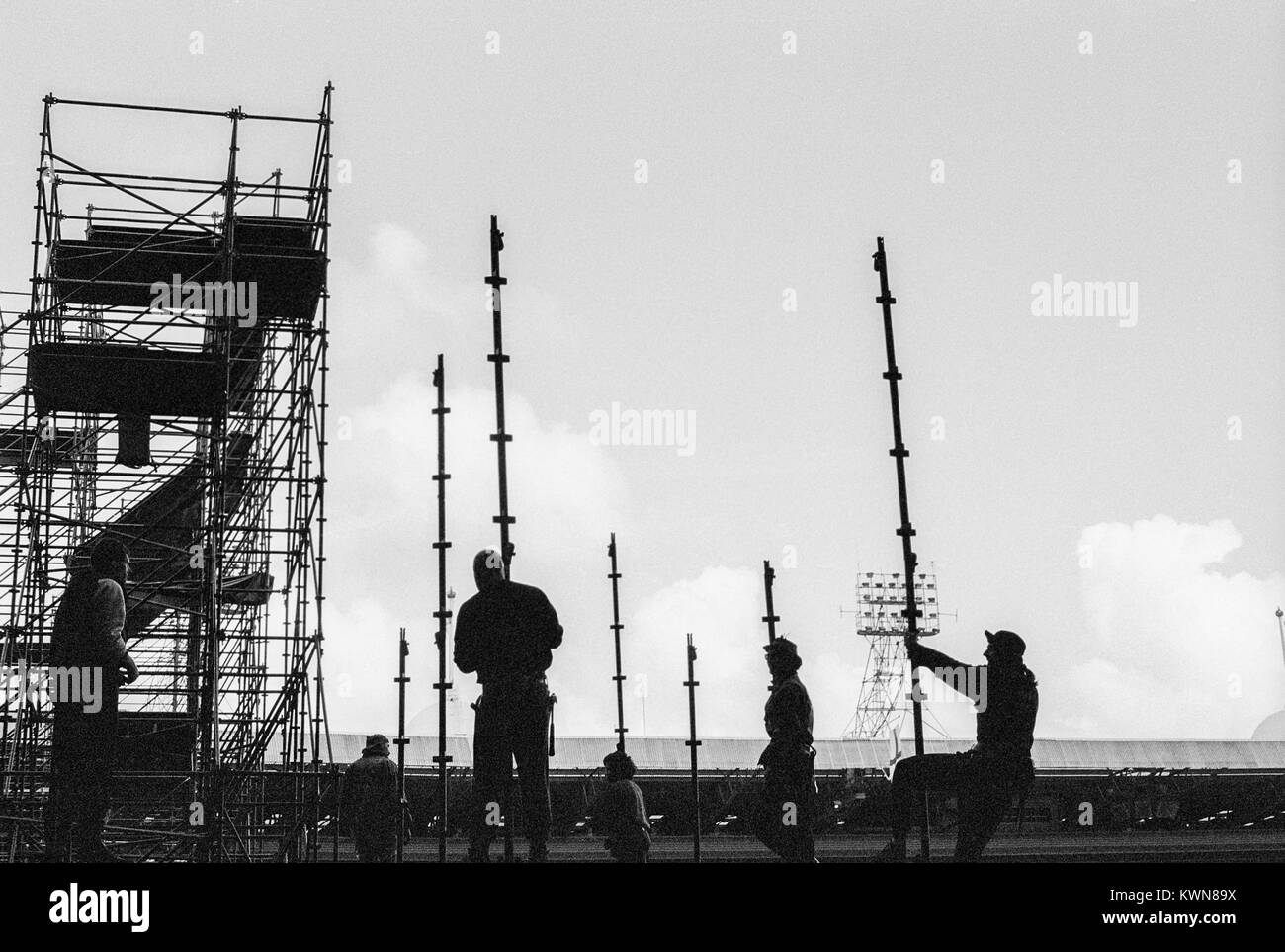 Edwin Shirley Staging crew building a stage in Wembley Stadium for the Jean Michel Jarre concert tour, Europe in Concert, London, 26 - 28th August 1993 Stock Photo