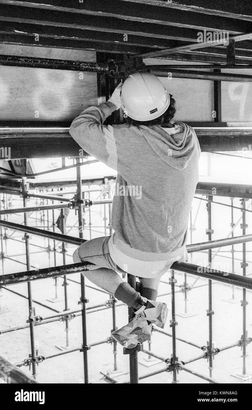 Edwin Shirley Staging crew building a stage in Wembley Stadium for the Jean Michel Jarre concert tour, Europe in Concert, London, 26 - 28th August 1993 Stock Photo