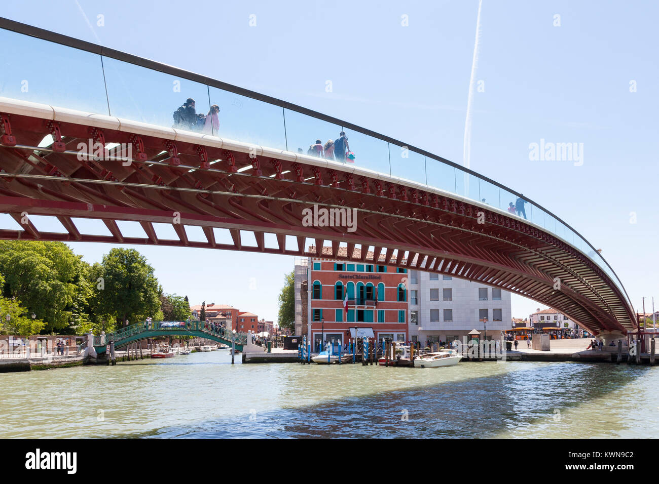 Calatrava Bridge, Ponte della Costituzione,over Grand Canal looking Stock Photo - Alamy