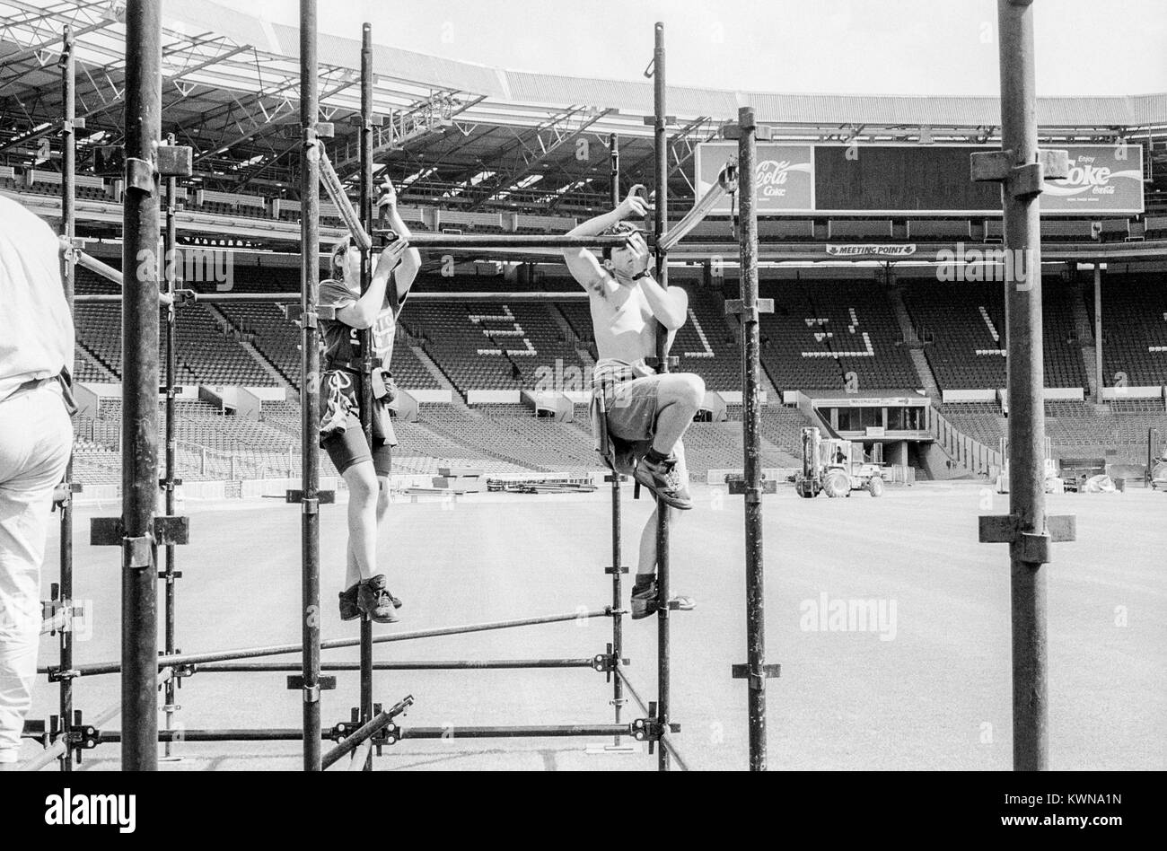 Edwin Shirley Staging crew building a stage in Wembley Stadium for the Jean Michel Jarre concert tour, Europe in Concert, London, 26 - 28th August 1993 Stock Photo