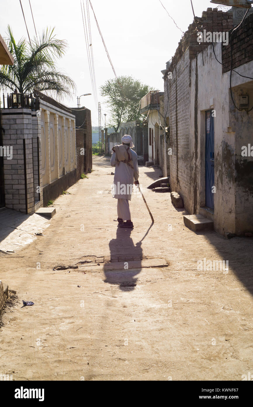 Old man walking away hi-res stock photography and images - Alamy