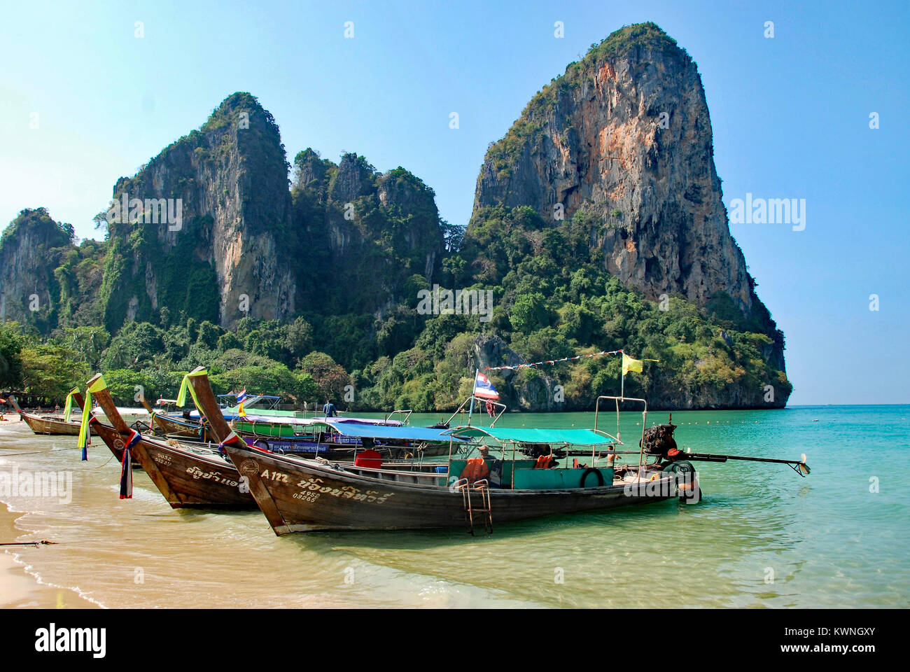 Long-tail boats on West Railay beach, Thaïland a sunny day Stock Photo