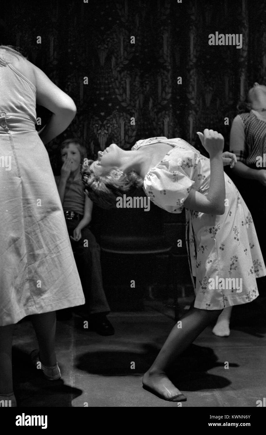 Disco dancing 1970s UK at the Timebridge Youth club. Teen girls dancing in a group together to disco music The Wells Fargo Disco.  Chells, Stevenage, Hertfordshire. 1975 England HOMER SYKES. Stock Photo