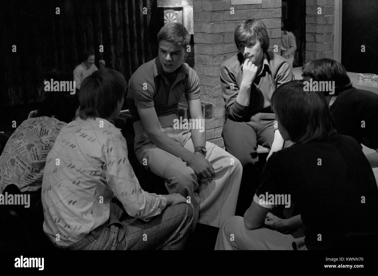 Teenagers boys 1970s Uk chatting together at Timebridge Youth Club, Chells, Stevenage Hertfordshire. 1975 70s Uk HOMER SYKES Stock Photo