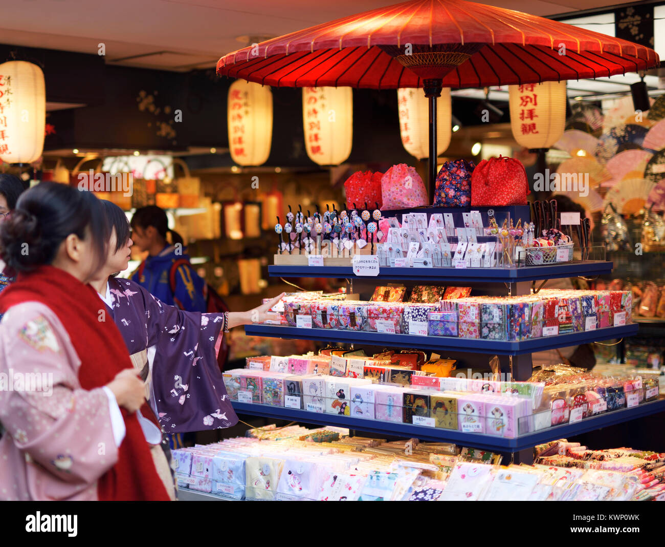 Japanese women in kimonos looking at a souvenir store display with Japanese hair pins and accessories. Matsubara dori street near Kiyomizu-dera. Higas Stock Photo