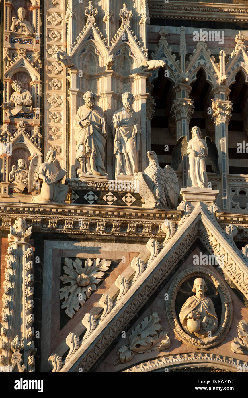 Italian Gothic facade by Giovanni Pisano from XIII century of Romanesque and Italian Gothic Cattedrale Metropolitana di Santa Maria Assunta (Siena Cat Stock Photo