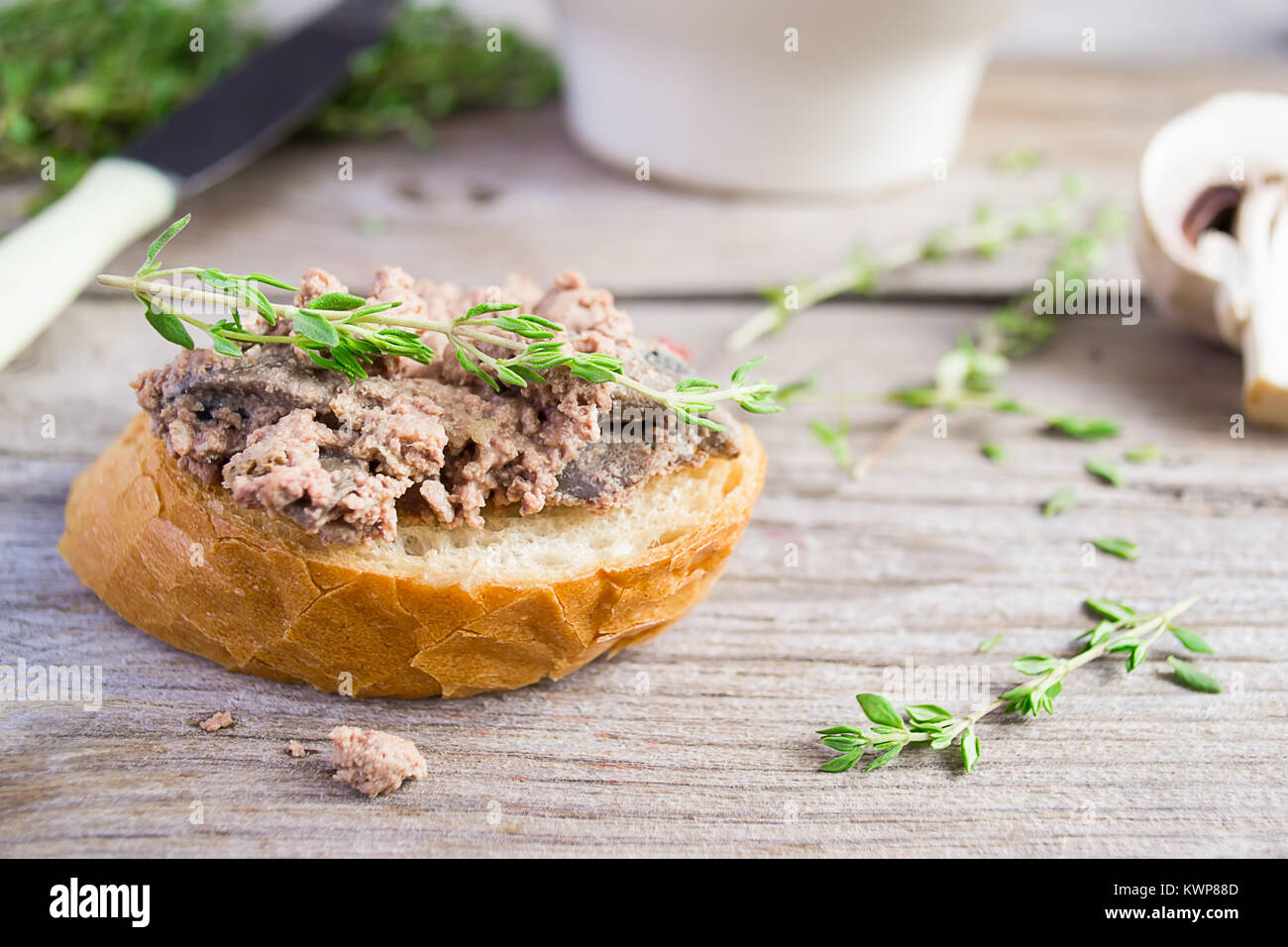 Паштет из печени с грибами. Паштет из куриной печени с грибами. Куриный паштет с грибами. Тосты с паштетом. Кyриный паштeт c грибами.