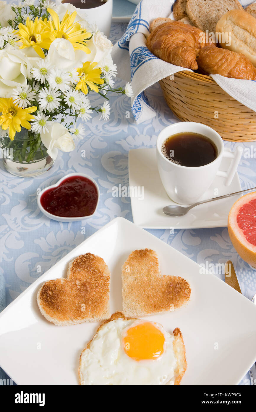 https://c8.alamy.com/comp/KWP9CX/valentine-breakfast-with-heart-shaped-eggs-and-flowers-KWP9CX.jpg