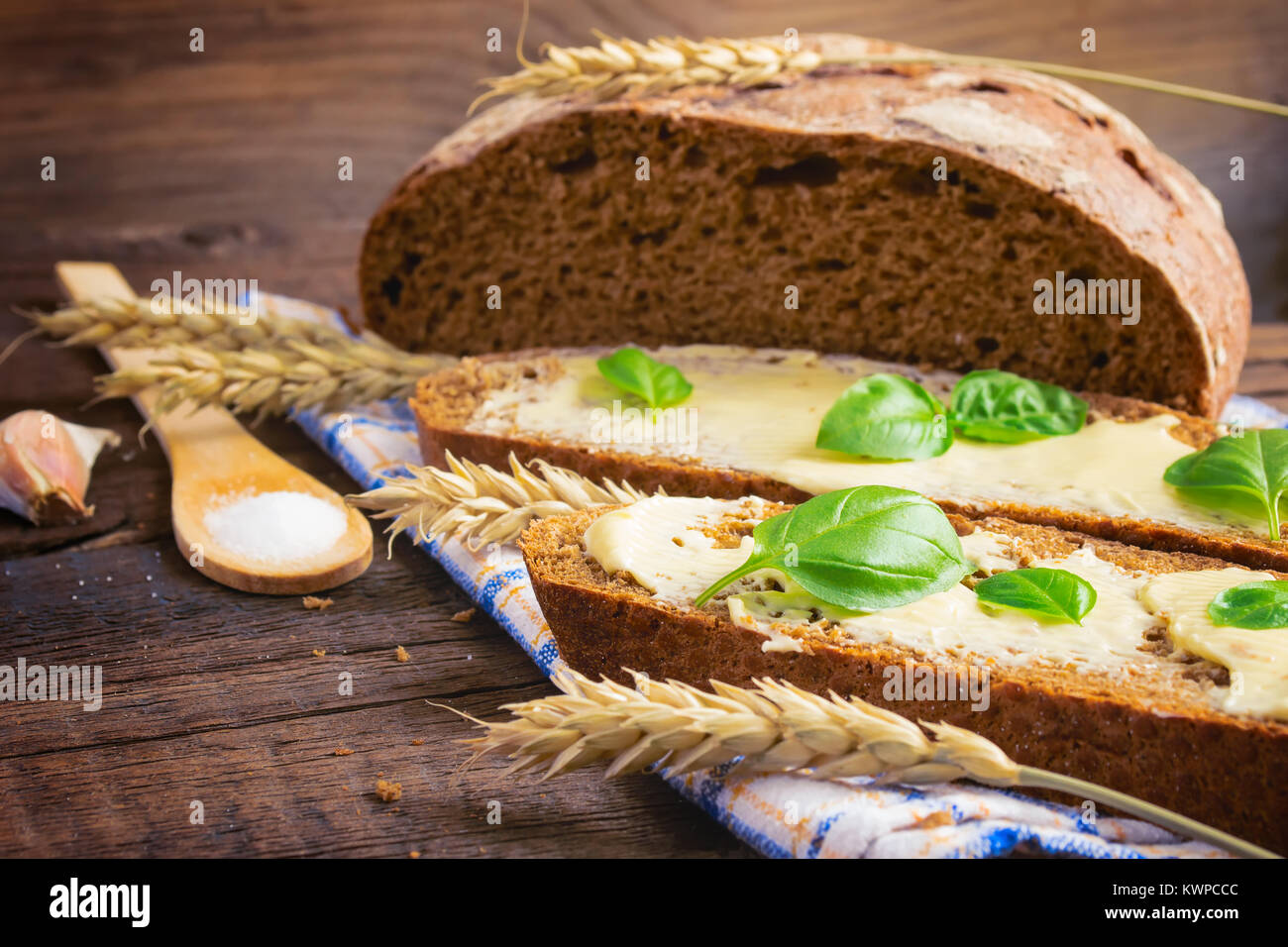 ржаной хлеб с маслом. хлеб с маслом. оливковый хлеб. бутерброд с маслом. хлеб с сыром.