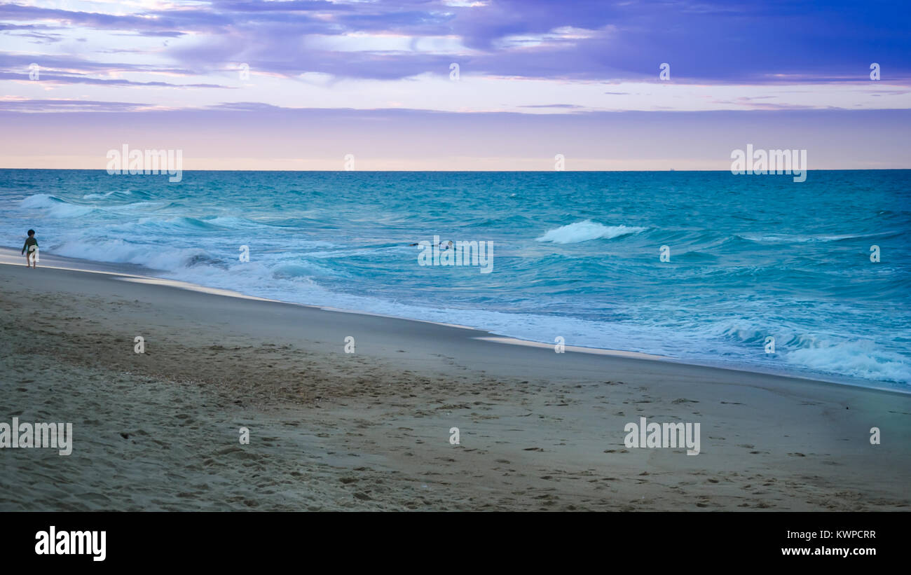 Summer tourists enjoying beach hi-res stock photography and images - Alamy