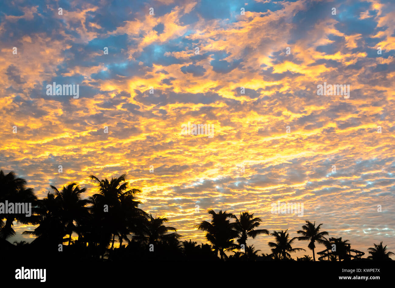 Golden hour sky hi-res stock photography and images - Alamy