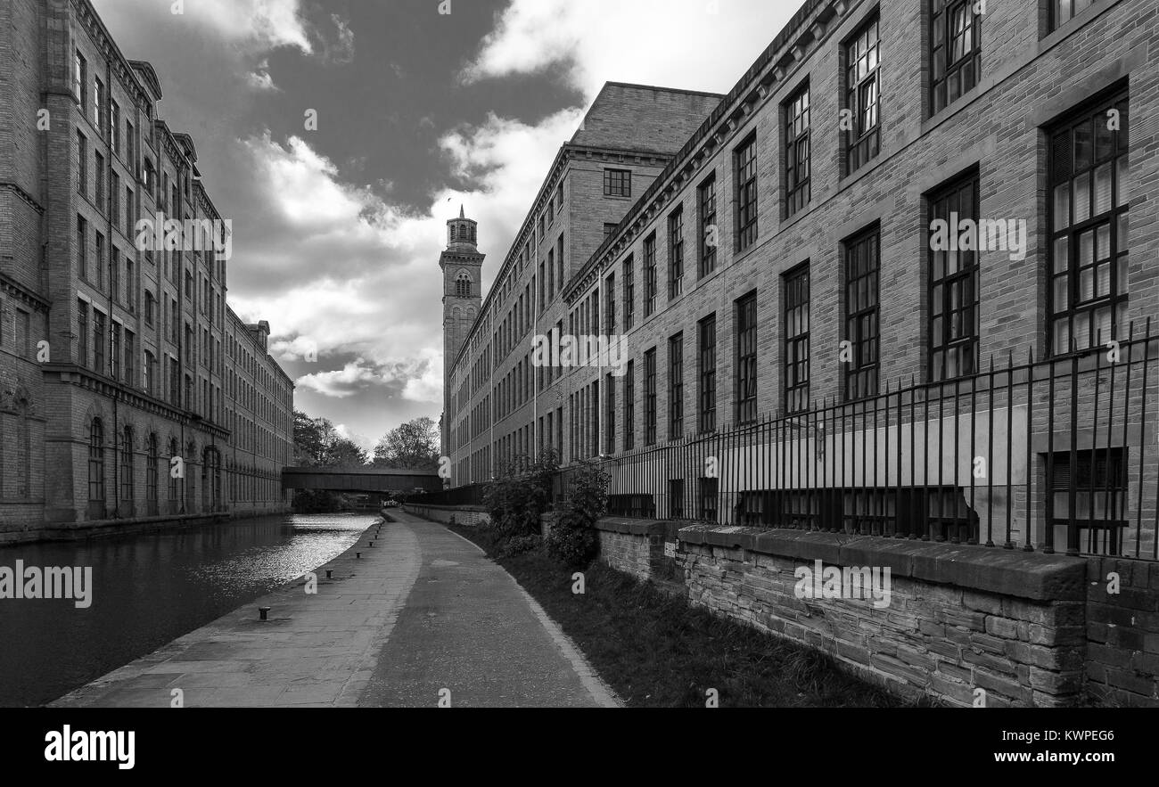 Monochrome. Salts Mill in Saltaire, a world heritage site in West Yorkshire. The Leeds Liverpool canal runs inbetween the buildings. Stock Photo