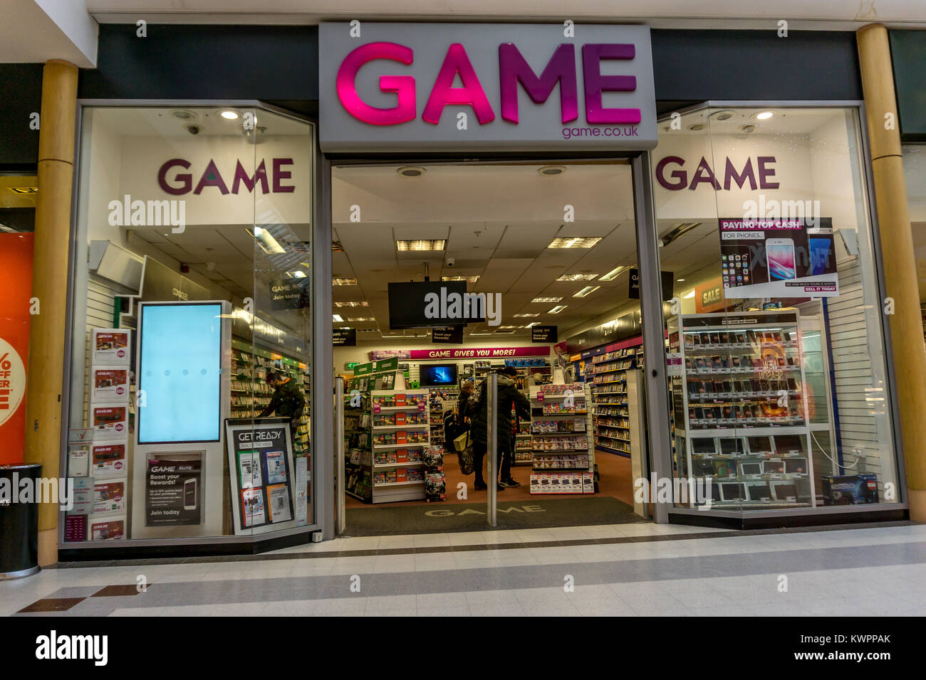 Game store front hi-res stock photography and images - Alamy