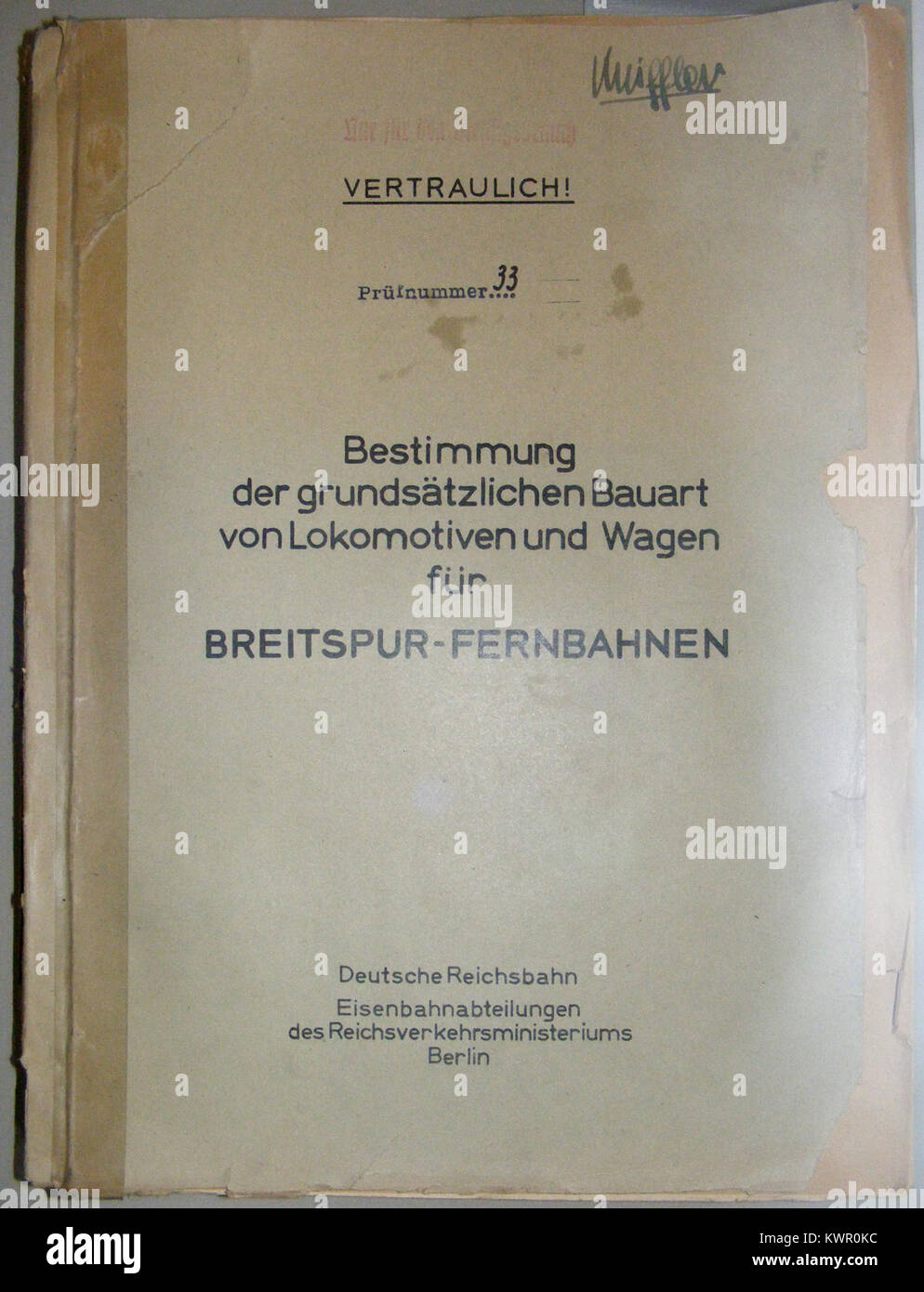 DB Museum Nürnberg - Bestimmung der grundsätzlichen Bauart von Lokomotiven und Wagen für Breitspur-Fernbahnen, D.R., 1939 Stock Photo