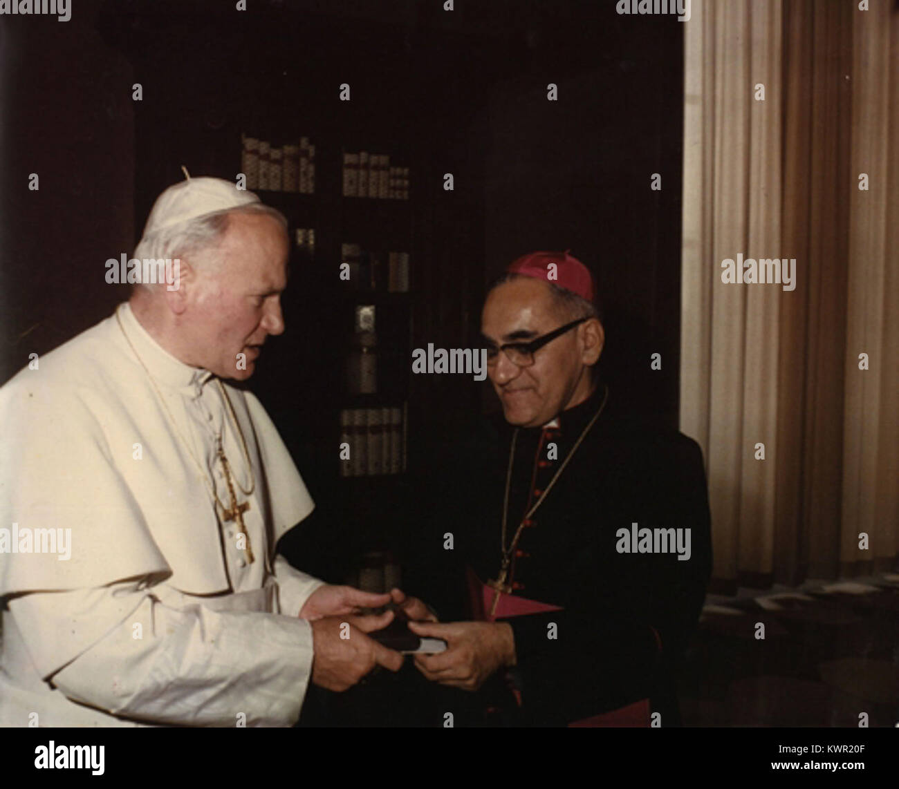 Óscar Arnulfo Romero with Pope John Paul (2) Stock Photo
