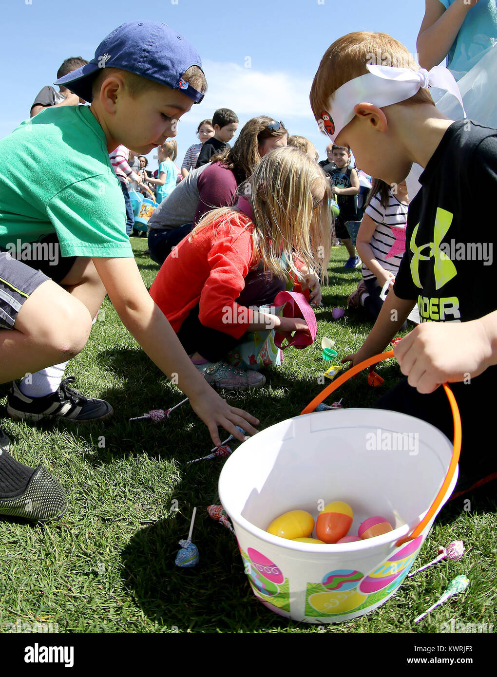 Bettendorf, Iowa, USA. 8th Apr, 2017. Kids 5-7 years-old swarm over the field filled with plastic eggs and goddies to put in their baskets, Saturday, April 8, 2017, during the annual Bettendorf Easter Egg Hunt held at Crow Creek Park in Bettendorf. Credit: John Schultz/Quad-City Times/ZUMA Wire/Alamy Live News Stock Photo