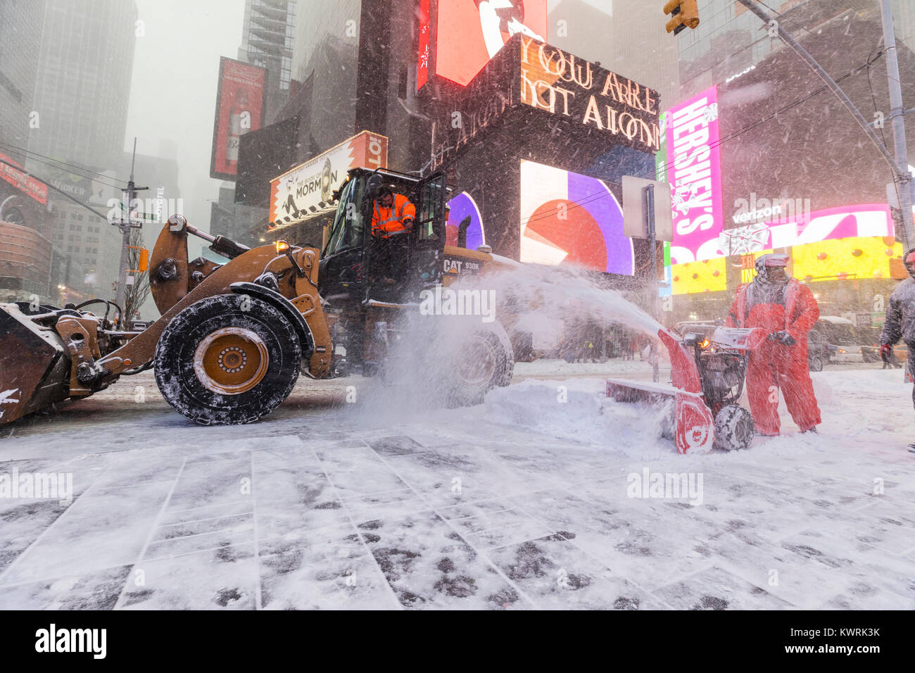 New York, USA. 4th Jan, 2018. Heavy snowfall on Times square in New York City, Thursday January 4 2018; Credit: Nino Marcutti/Alamy Live News Stock Photo