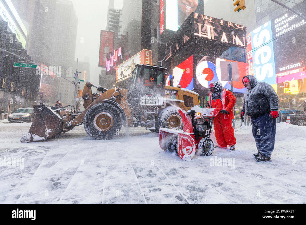 New York, USA. 4th Jan, 2018. Heavy snowfall on Times square in New York City, Thursday January 4 2018; Credit: Nino Marcutti/Alamy Live News Stock Photo