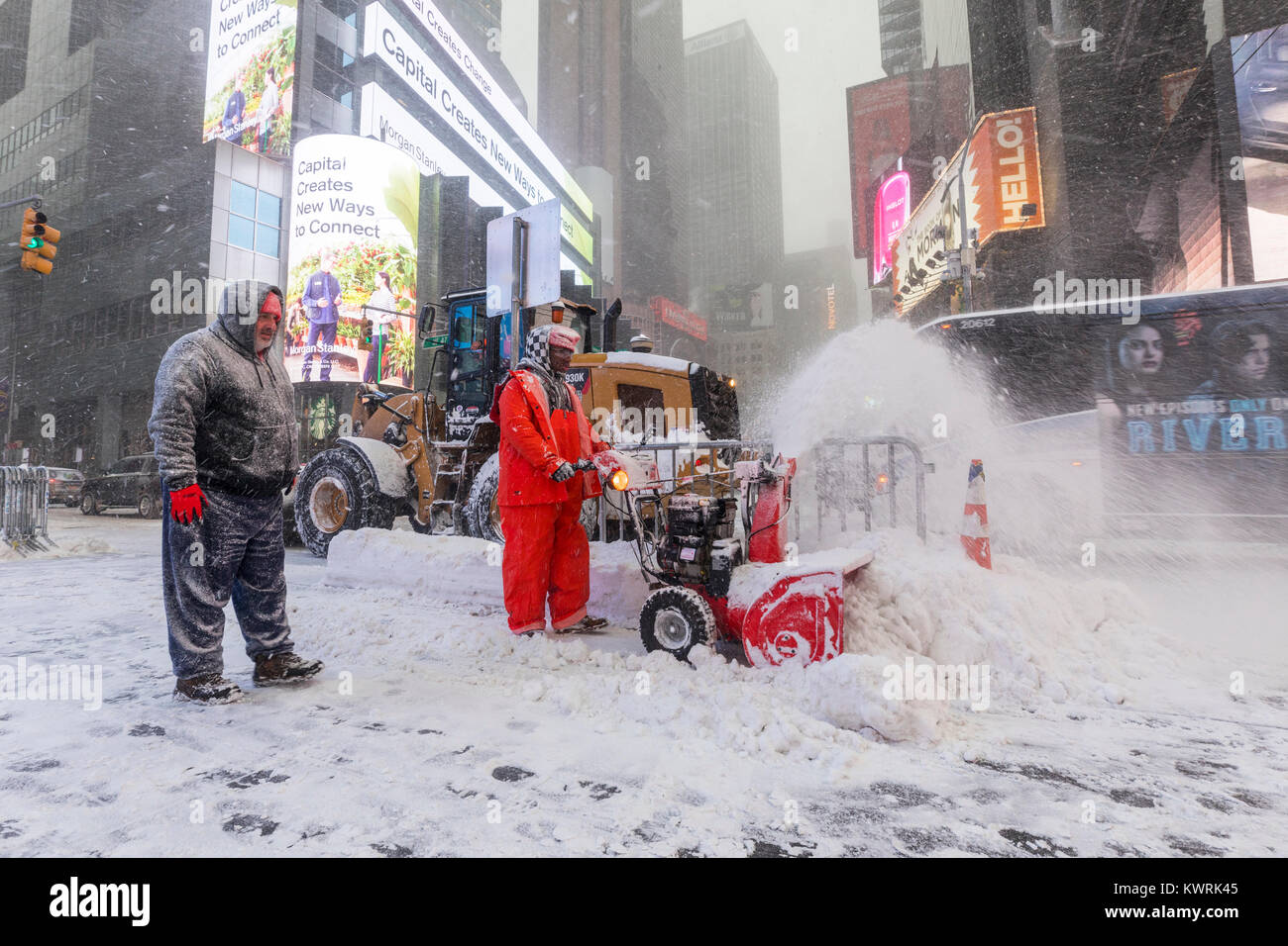 New York, USA. 4th Jan, 2018. Heavy snowfall on Times square in New York City, Thursday January 4 2018; Credit: Nino Marcutti/Alamy Live News Stock Photo