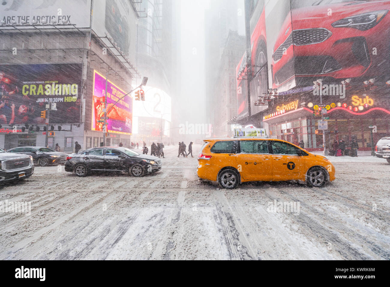 New York, USA. 4th Jan, 2018. Heavy snowfall on Times square in New York City, Thursday January 4 2018; Credit: Nino Marcutti/Alamy Live News Stock Photo