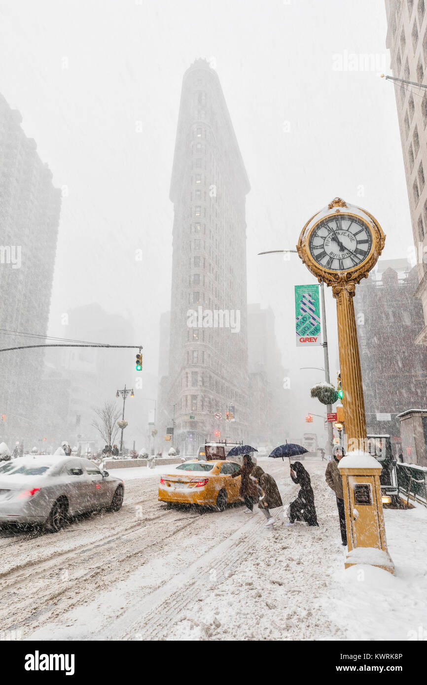 New York, USA. 4th Jan, 2018. Heavy snowfall in New York City, Flatyron building Fifth avenue