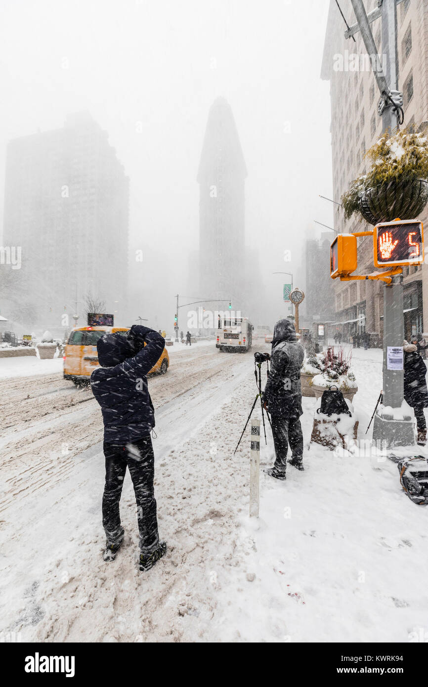 New York, USA. 4th Jan, 2018. Heavy snowfall in New York City, Flatiron building Fifth avenue