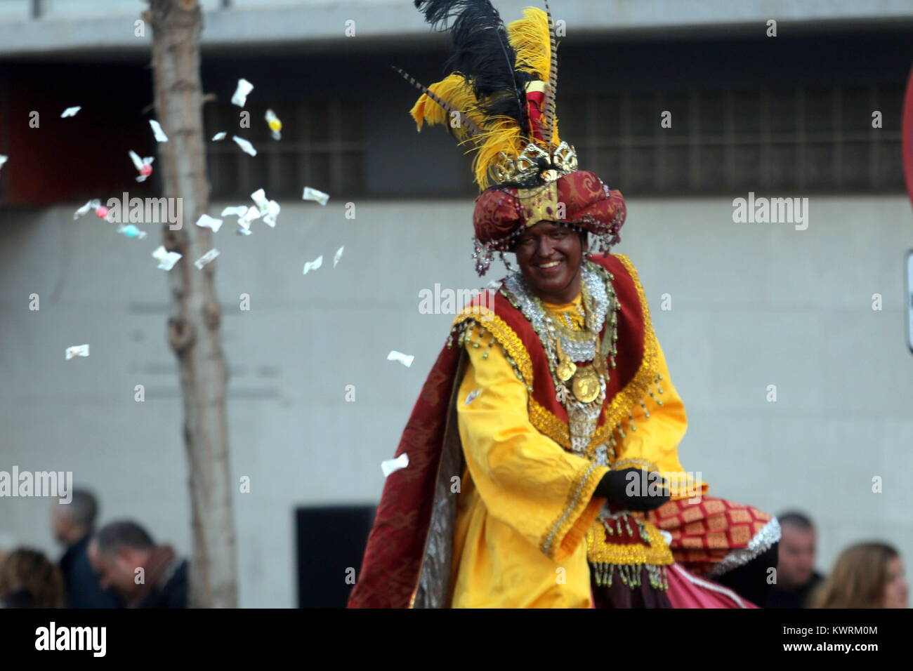January 4, 2018 - January 4, 2017 has been celebrated in the neighborhood of Cruz de Humilladero (Malaga) the traditional procession of Three Wise Men who arrived in helipcotero, then greeted the children and then continued their way in Camel through the streets of Malaga delivering stuffed animals and candies Credit: Fotos Lorenzo Carnero/ZUMA Wire/Alamy Live News Stock Photo