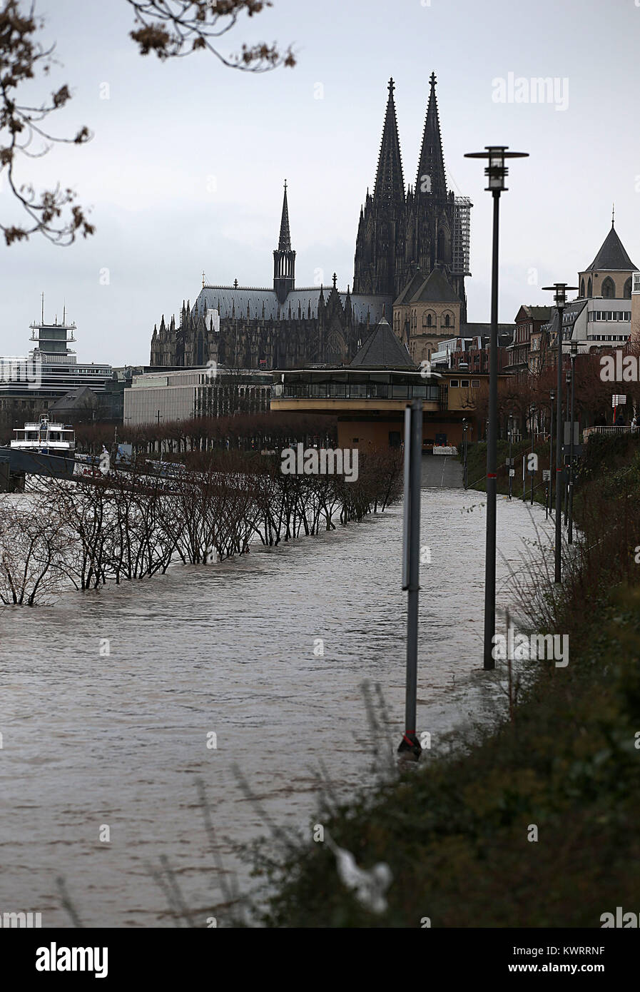 Cologne, Germany. 5th Jan, 2018. The river Rhine is flooding areas near