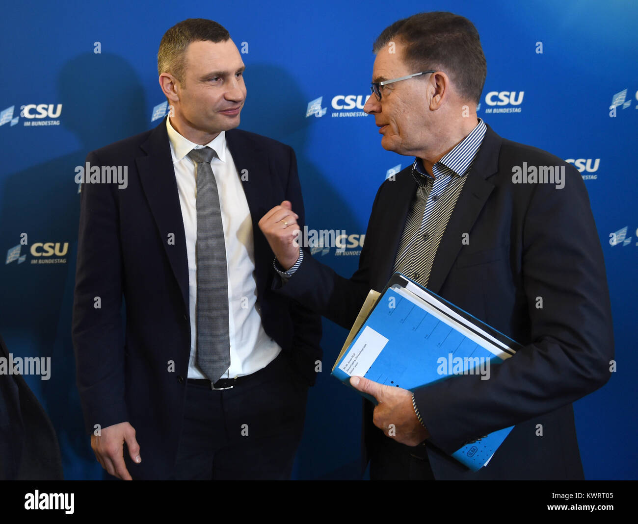 Seeon, Germany. 5th Jan, 2018. Kiev's mayor and chairman of Ukrainian government party 'Petro Poroshenko Bloc - Solidarity', Vitali Klitschko (l) and German Minister of Economic Development, Gerd Mueller, talk to each other upon arrival for the annual winter conference of the German Christian Social Union (CSU) party at the Seeon convent in Seeon, Germany, 5 January 2018. Credit: Andreas Gebert/dpa/Alamy Live News Stock Photo