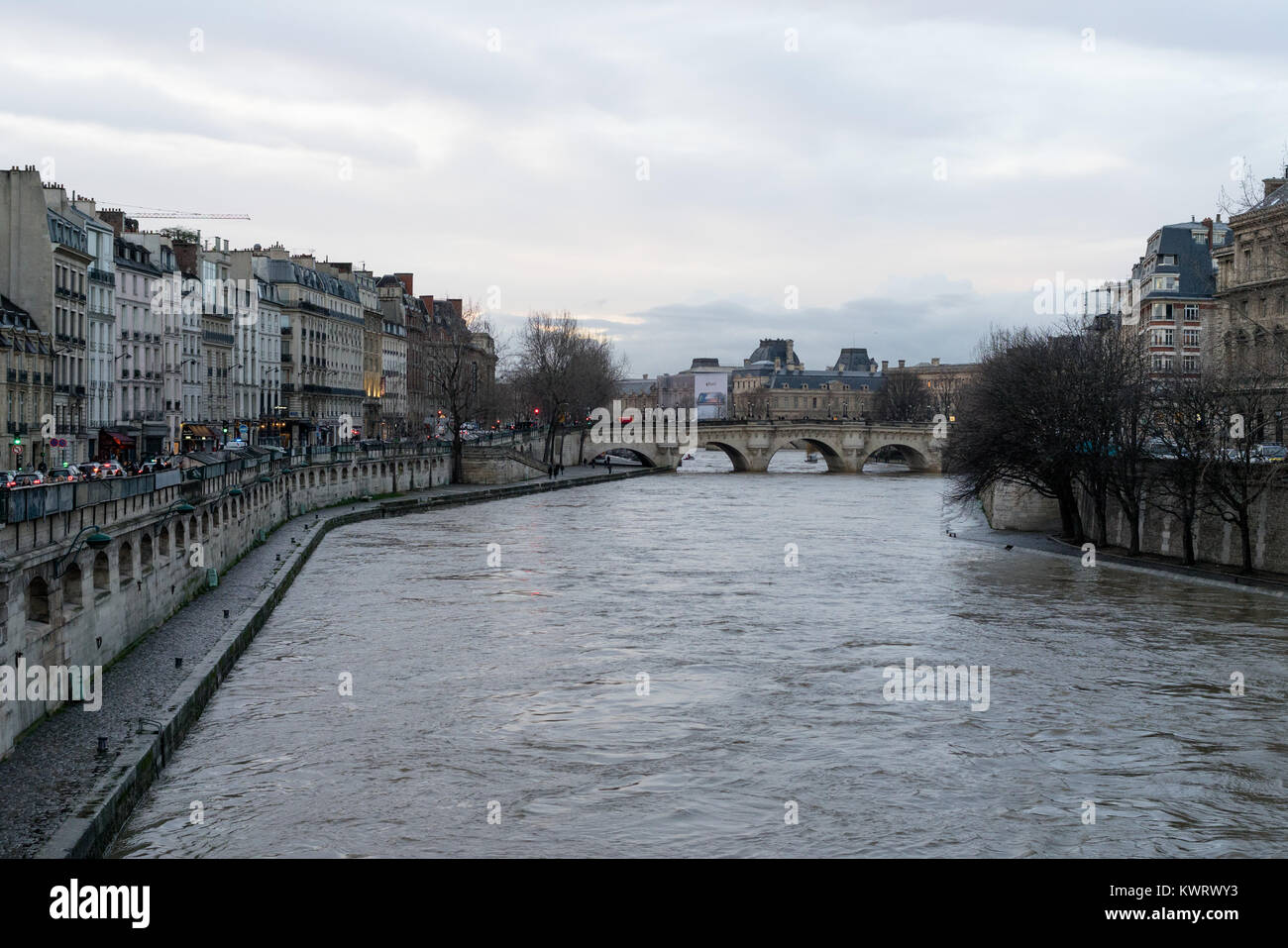Paris, France. January 5, 2018. Paris, Notre Dame. Emergency services cordoned off a part of the Seine amid an ongoing search operation for member of the river police brigade that went missing during a diving exercise in the Seine, during the afternoon hours. Credit: Hector Rodriguez/Alamy Live News Stock Photo