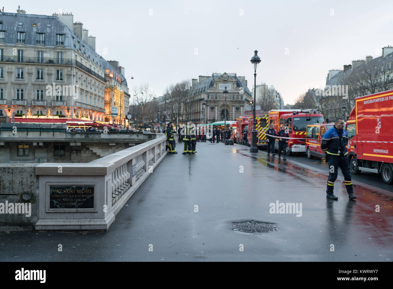 Paris, France. January 5, 2018. Paris. Emergency services coordinate the ongoing search operation of a member of the river police brigade that went missing during a diving exercise in the Seine, during the afternoon hours, Local time. Credit: Hector Rodriguez/Alamy Live News Stock Photo