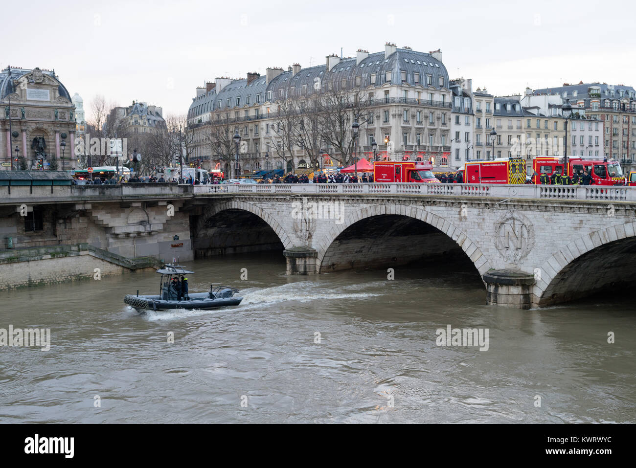 Paris, France. January 5, 2018. Paris, Notre Dame. A boat of the river brigade arrives to the place where emergency services coordinate an ongoing search operation of a member of the river police brigade that went missing during a diving exercise in the Seine, during the afternoon hours. Credit: Hector Rodriguez/Alamy Live News Stock Photo