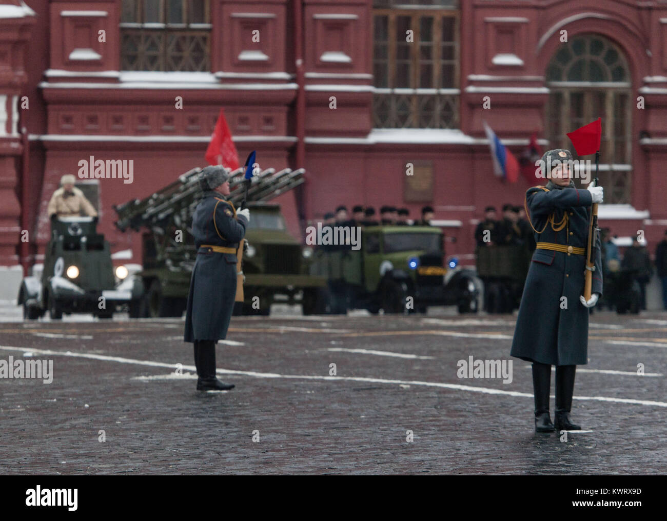 Moscow, Russia. 7th Nov, 2016. Russian soldiers dressed in WW2 uniform seen during the military parade.Russian soldiers and volunteers dressed in historical uniforms take part in the parade in Red Square in Moscow. The parade marked the 76th anniversary of a World War II historic parade in Red Square. Credit: Victor Kruchinin/SOPA/ZUMA Wire/Alamy Live News Stock Photo