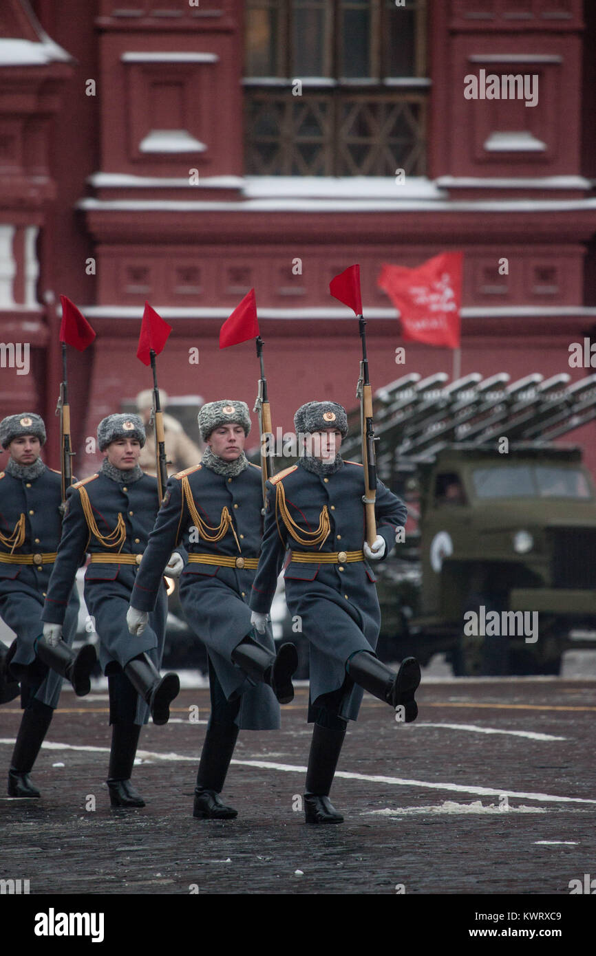 Moscow, Russia. 7th Nov, 2016. Russian soldiers dressed in WW2 uniform seen during the military parade.Russian soldiers and volunteers dressed in historical uniforms take part in the parade in Red Square in Moscow. The parade marked the 76th anniversary of a World War II historic parade in Red Square. Credit: Victor Kruchinin/SOPA/ZUMA Wire/Alamy Live News Stock Photo
