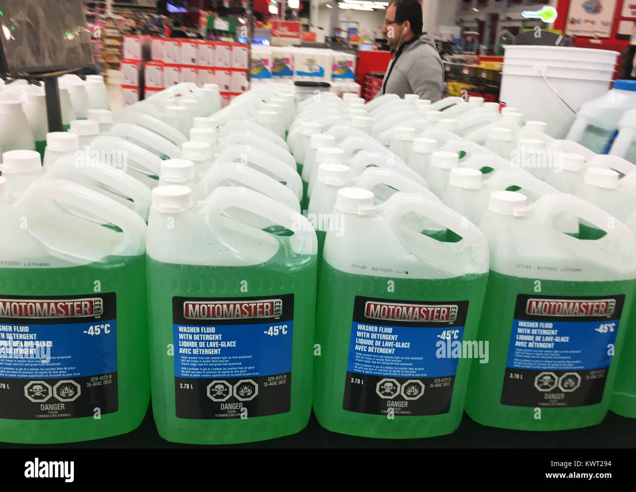 Toronto, Jan. 5. 25th Dec, 2017. Windshield washer fluid for temperature as low as minus 45 degrees Celsius is on sale at a store in extreme cold weather in Toronto, Canada, Jan. 5, 2018. Extreme cold temperatures as low as minus 23 degrees Celsius have covered Toronto for 12 straight days since Dec. 25, 2017. Credit: Zou Zheng/Xinhua/Alamy Live News Stock Photo