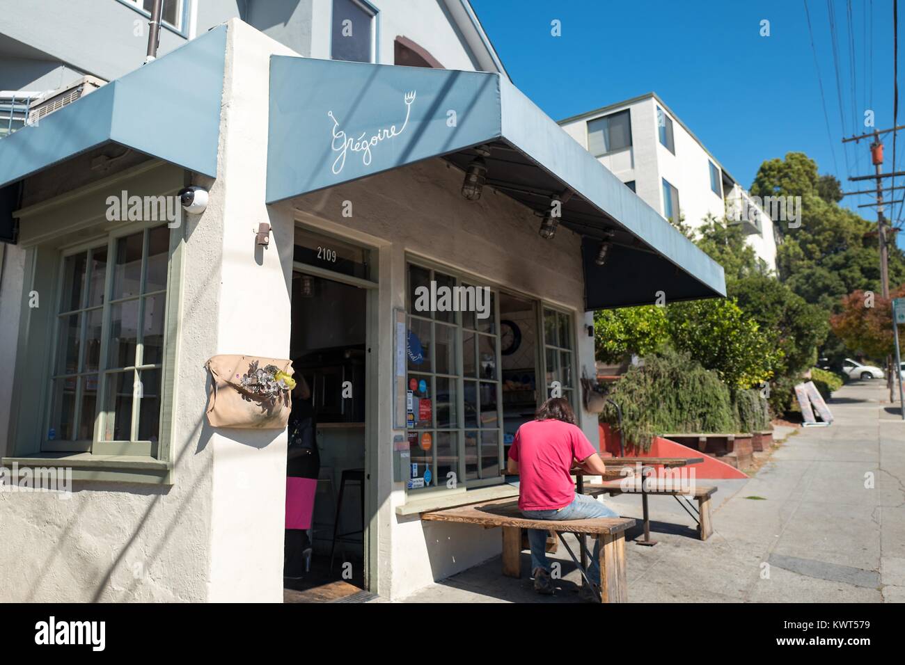People dine outside Gregoire, a trendy take-out restaurant in the Gourmet Ghetto (North Shattuck) neighborhood of Berkeley, California, October 6, 2017. () Stock Photo