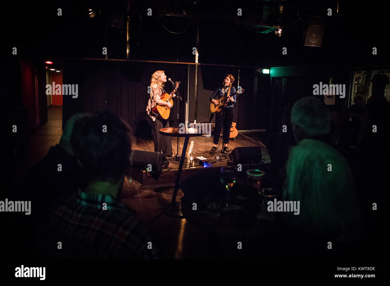 Denmark, Copenhagen - October 20, 2017. The Swedish folk duo Good Harvest performs a live concert at Ideal Bar in Copenhagen. The duo consists of the two musicians and singers Hanna Enlof and Ylva Eriksson. (Photo credit: Gonzales Photo - Christian Hjorth). Stock Photo