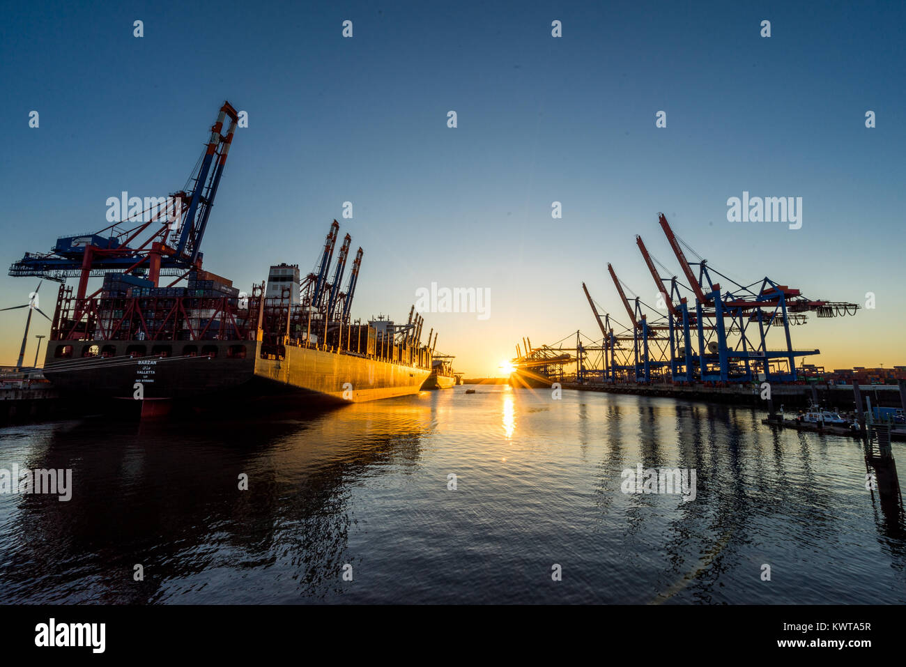 hamburg-harbour-and-river-elbe-in-summer-stock-photo-alamy