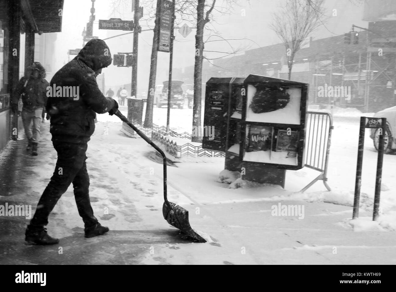 Snow storm nyc 2018 Black and White Stock Photos &amp; Images - Alamy
