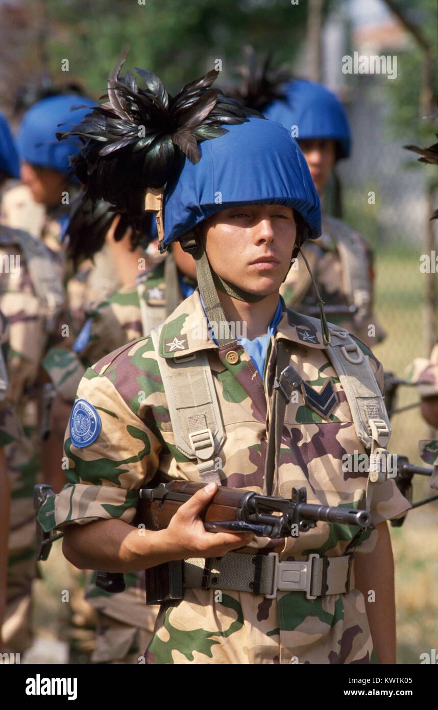 Bersaglieri (Italian Army mechanized infantry ) of the 'Legnano' brigade leaving for the UN peace operation in Somalia, April 1993 Stock Photo