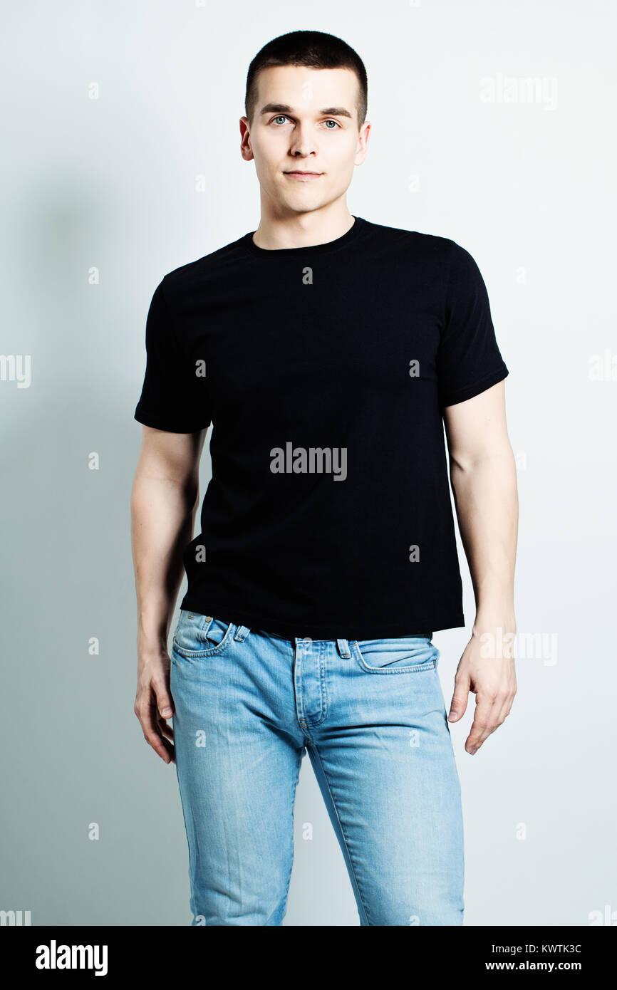 løst enestående orientering Guy Wearing Black T-Shirt and Blue Jeans Stock Photo - Alamy