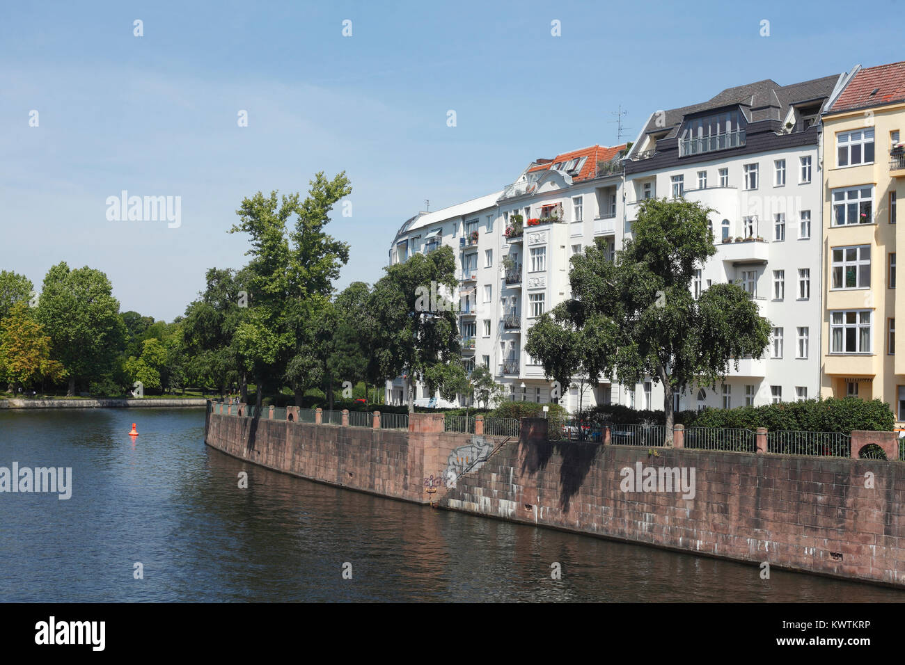Residential buildings, old buildings and new buildings on the Spree, house facades in Charlottenburg, Berlin, Germany, Europe  I  Wohngebäude, Altbaut Stock Photo