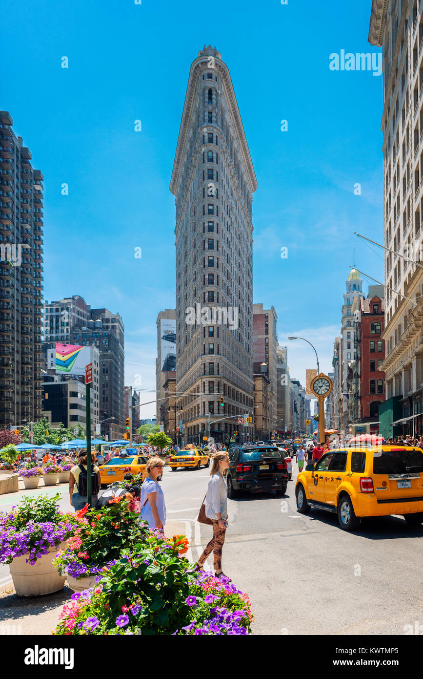 : Flatiron Building in Manhattan, New York City, USA. Upon completion in 1902, it was one of the tallest buildings in the city at 20 floors high. Stock Photo