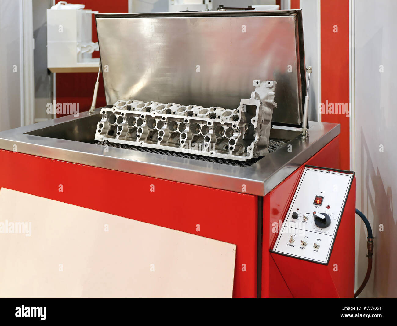 Ultrasonic cleaning hires stock photography and images Alamy