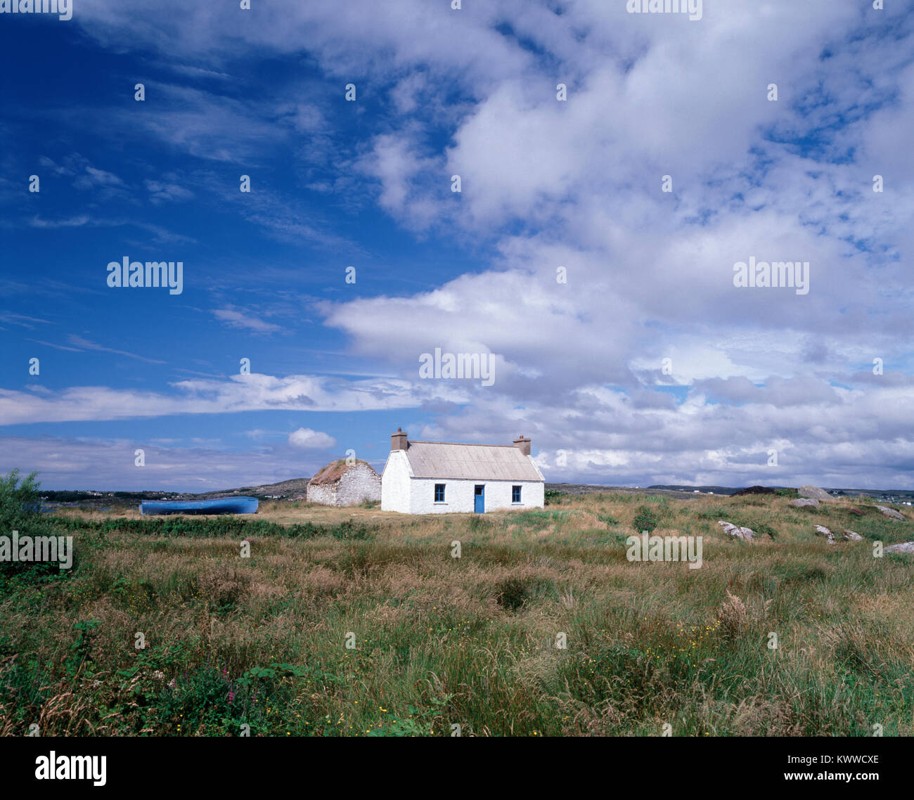 White cottage hi-res stock photography and images - Alamy