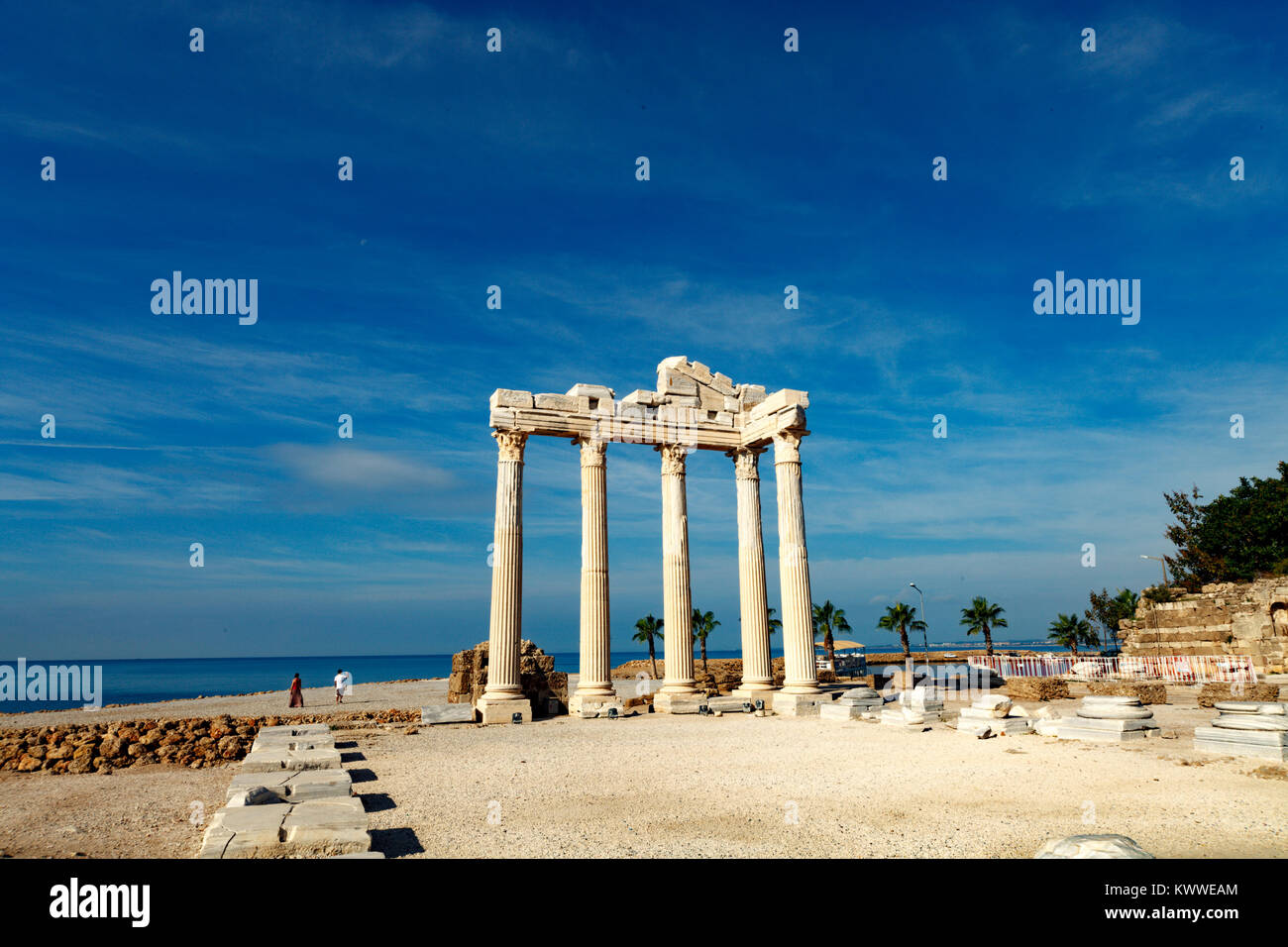 The ruins of an ancient Greek temple Stock Photo - Alamy