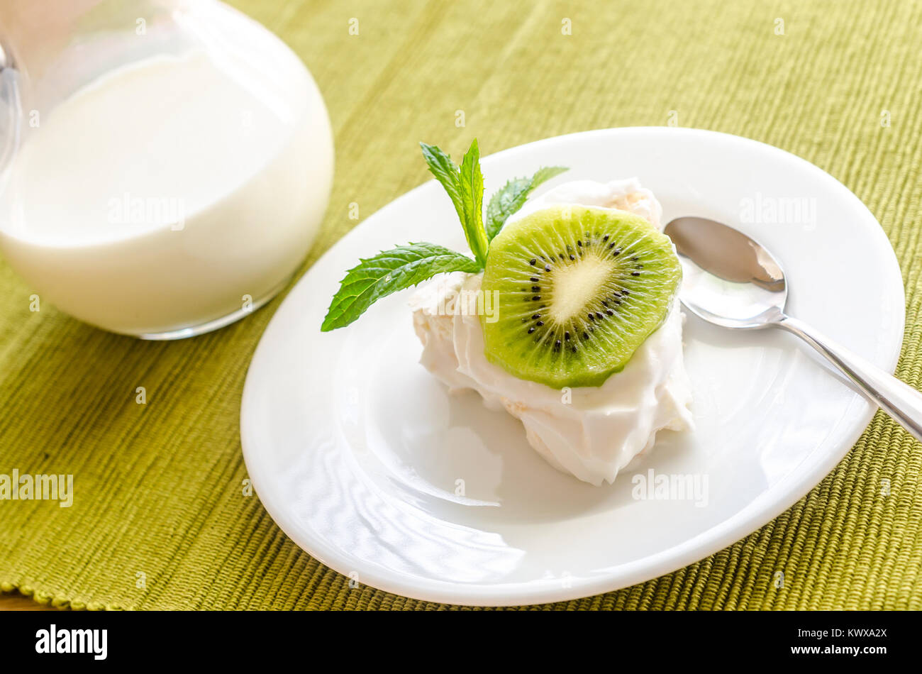 Pavlova meringue with kiwifruit slices Stock Photo Alamy