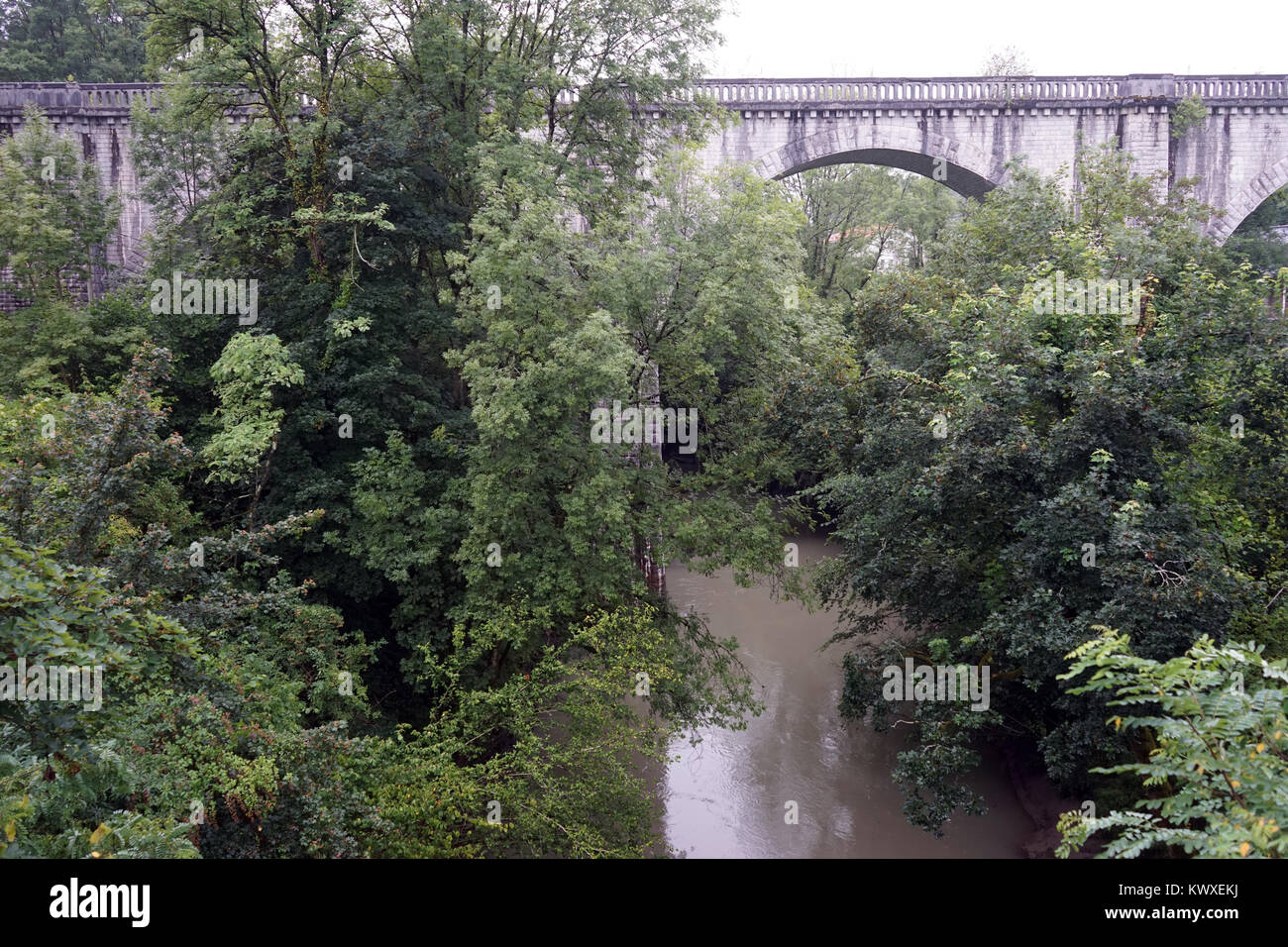 Gray stone arch bridge hi-res stock photography and images - Alamy