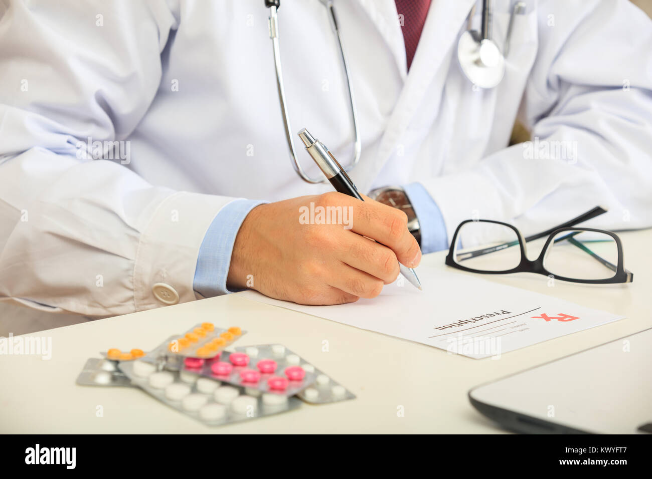 Doctor writing on clipboard desk hi-res stock photography and images ...